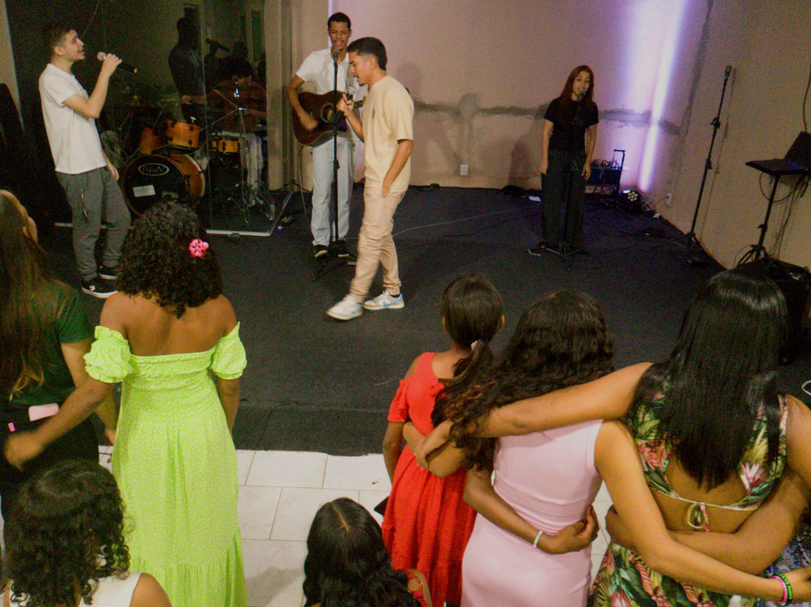Juventude vive noite de renovação espiritual em culto marcante na Igreja Batista Hebrom